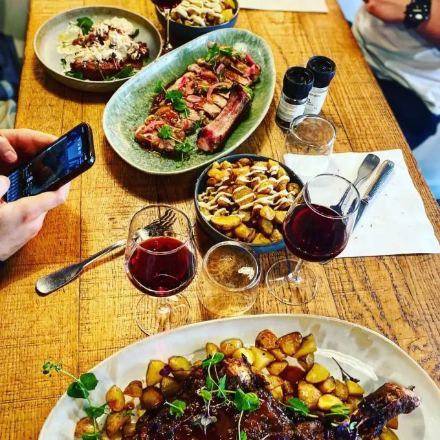 Des jolis plats du midi, Des tapas canailles le soir et du bon vin d’artisans